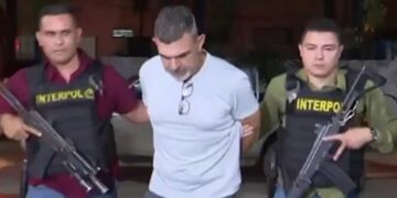 Jorge Marcelo Manso González escoltado por fuerzas policiales. Captura de video, TSiHonduras.