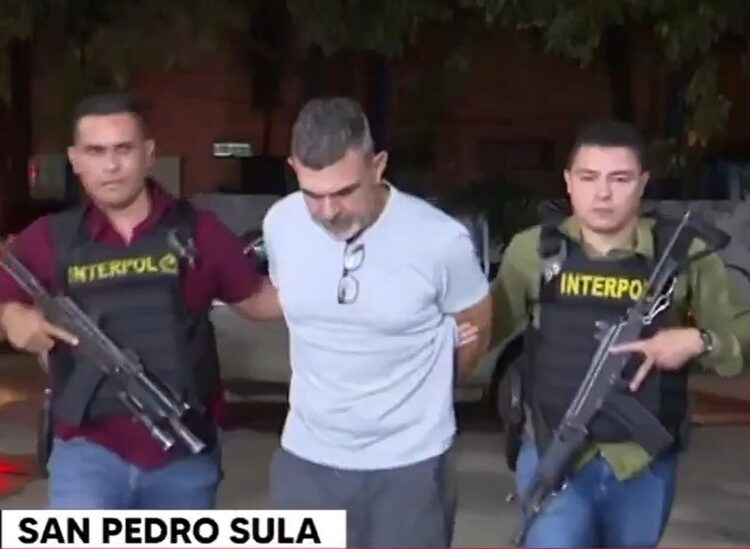 Jorge Marcelo Manso González escoltado por fuerzas policiales. Captura de video, TSiHonduras.