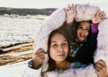 Mujer y niña inuit. Foto: Canva.
