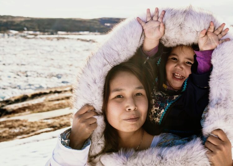 Mujer y niña inuit. Foto: Canva.