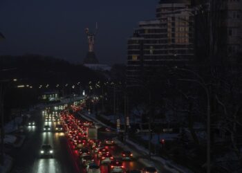 Autos se desplazan por una Kiev a oscuras por los ataques rusos. Foto: MAXYM MARUSENKO/EFE/EPA.