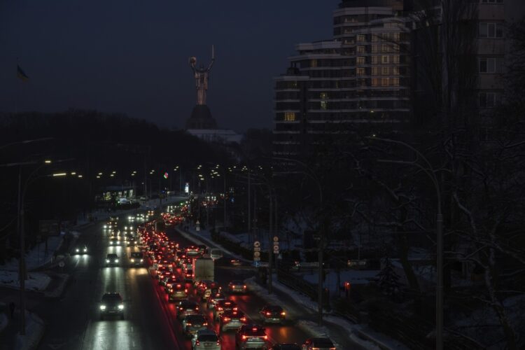 Autos se desplazan por una Kiev a oscuras por los ataques rusos. Foto: MAXYM MARUSENKO/EFE/EPA.