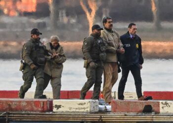 Nicolás Maduro y su esposa, Cilia Flores, al ser trasladados a New York. Foto: Stringer/EFE/EPA.