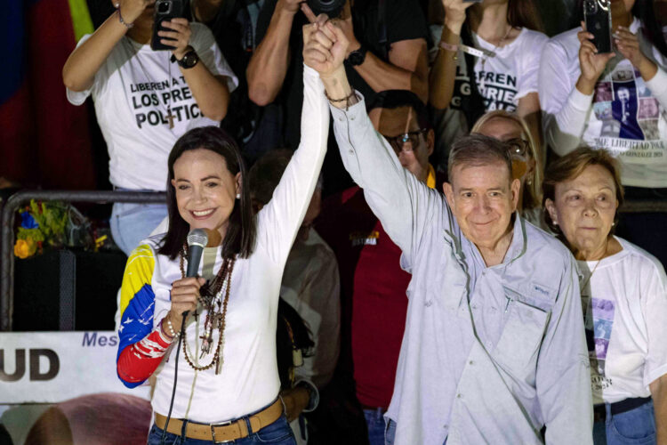 Fotografía de archivo del 25 de julio de 2024 que muestra a los líderes opositores de Venezuela María Corina Machado y Edmundo González Urrutia saludando a simpatizantes en un evento de campaña, en Caracas. Foto: EFE/ Ronald Peña R. ARCHIVO.