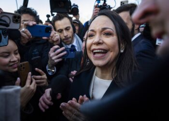 La líder opositora venezolana Maria Corina Machado habla con la prensa después de reunirse con Trump y un grupo bipartidista de senadores y congresistas en el Capitolio en Washington. Foto: EFE/EPA/JIM LO SCALZO.