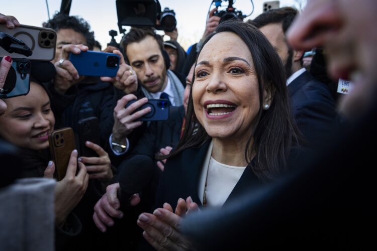La líder opositora venezolana Maria Corina Machado habla con la prensa después de reunirse con Trump y un grupo bipartidista de senadores y congresistas en el Capitolio en Washington. Foto: EFE/EPA/JIM LO SCALZO.