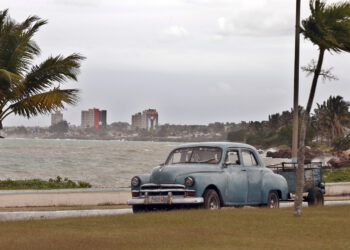 Un vehículo transita la ciudad de Matanzas. Foto:  Ernesto Mastrascusa/EFE.