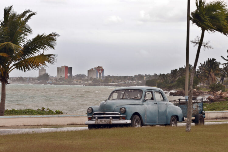 Un vehículo transita la ciudad de Matanzas. Foto:  Ernesto Mastrascusa/EFE.