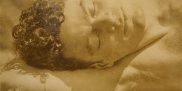 El joven Julio Antonio Mella en estado puro: acostado sobre la yerba, con los ojos cerrados y el torso desnudo. Foto: Tina Modotti. 1928.