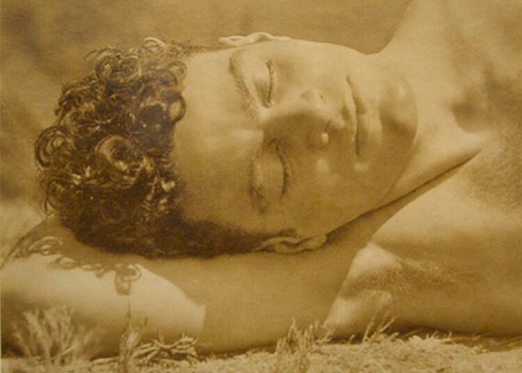 El joven Julio Antonio Mella en estado puro: acostado sobre la yerba, con los ojos cerrados y el torso desnudo. Foto: Tina Modotti. 1928.