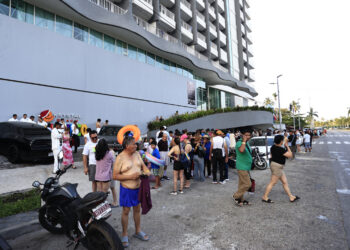 Turistas salen de un hotel tras el sismo este viernes, en Acapulco. Foto:  David Guzmán/EFE.