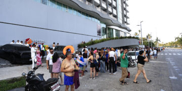 Turistas salen de un hotel tras el sismo este viernes, en Acapulco. Foto:  David Guzmán/EFE.
