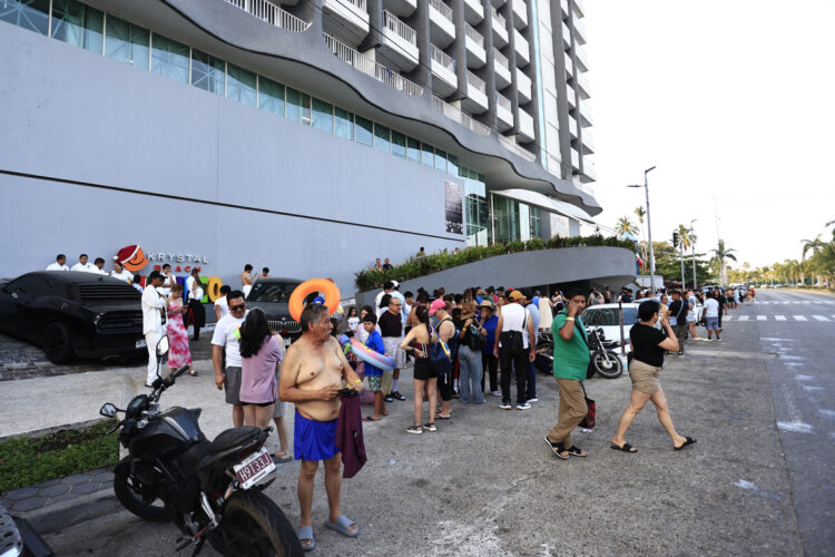 Turistas salen de un hotel tras el sismo este viernes, en Acapulco. Foto:  David Guzmán/EFE.