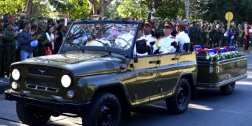 Traslado de los restos de los militares cubanos muertos en Venezuela tras su llegada a La Habana, el 15 de enero de 2026. Foto: Otmaro Rodríguez.