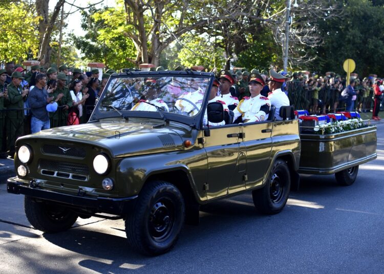 Traslado de los restos de los militares cubanos muertos en Venezuela tras su llegada a La Habana, el 15 de enero de 2026. Foto: Otmaro Rodríguez.