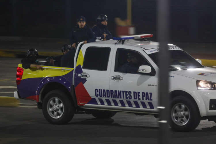 Militares por las calles de Caracas tras varias detonaciones y explosiones en Caracas producto de ataques de Estados Unidos. Foto: Miguel Gutiérrez / EFE.