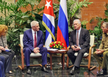 Miguel Diaz-Canel en una reunión con el ministro del Interior de Rusia, Vladímir Kolokóltsev, el pasado martes en La Habana. Foto: EFE/ Alejandro Azcuy/ Presidencia de Cuba.