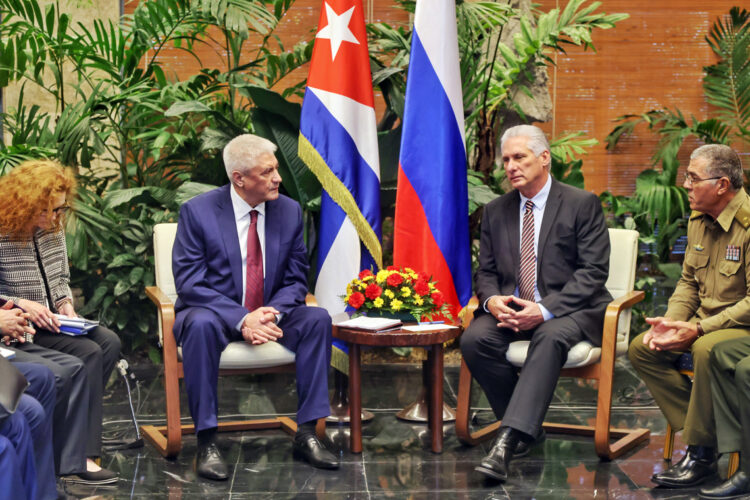 Miguel Diaz-Canel en una reunión con el ministro del Interior de Rusia, Vladímir Kolokóltsev, el pasado martes en La Habana. Foto: EFE/ Alejandro Azcuy/ Presidencia de Cuba.