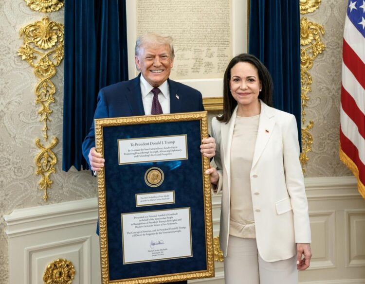María Corina Machado entregó a Trump la medalla del Nobel enmarcada como "gratitud"