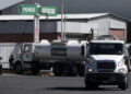 Camiones transportando combustible en una refinería en Puebla. Foto: Hugo Ortuño/EFE/ARCHIVO