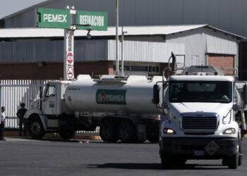 Camiones transportando combustible en una refinería en Puebla. Foto: Hugo Ortuño/EFE/ARCHIVO