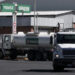 Camiones transportando combustible en una refinería en Puebla. Foto: Hugo Ortuño/EFE/ARCHIVO