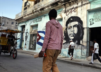 Personas caminan por una calle en La Habana.  Foto: Ernesto Mastrascusa/EFE.