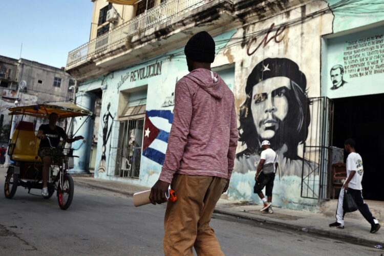 Personas caminan por una calle en La Habana.  Foto: Ernesto Mastrascusa/EFE.