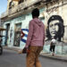 Personas caminan por una calle en La Habana.  Foto: Ernesto Mastrascusa/EFE.