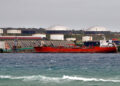 Barco tanquero cubano en la bahía de Matanzas. Foto: Ernesto Mastrascusa/EFE.