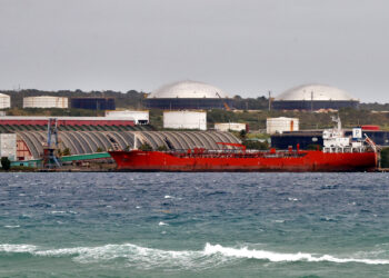 Barco tanquero cubano en la bahía de Matanzas. Foto: Ernesto Mastrascusa/EFE.
