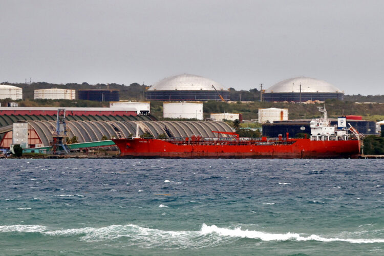Barco tanquero cubano en la bahía de Matanzas. Foto: Ernesto Mastrascusa/EFE.