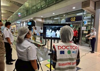 Funcionarios de salud tailandeses con mascarillas protectoras monitoreando a los pasajeros de vuelos internacionales que llegan al Aeropuerto de Suvarnabhumi, provincia de Samut Prakan, Tailandia, el 25 de enero de 2026. Foto: EFE/EPA/THE SUVARNABHUMI AIRPORT OFFICE.