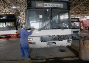 Reparación de ómnibus para el transporte público en La Habana. Foto: Ricardo López Hevia / Granma.