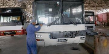Reparación de ómnibus para el transporte público en La Habana. Foto: Ricardo López Hevia / Granma.