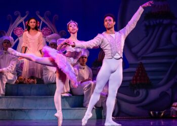 Revé junto a la bailarina Neneka Yoshida. Foto de David Kelly, tomada del perfil en Instagram del bailarín.