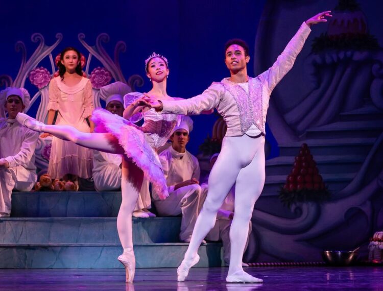 Revé junto a la bailarina Neneka Yoshida. Foto de David Kelly, tomada del perfil en Instagram del bailarín.