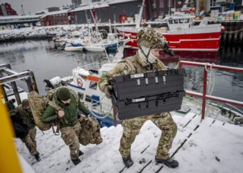 Soldados daneses desembarcan en el puerto de Nuuk, Groenlandia. Foto: Mads Claus Rasmussen/EFE/EPA.