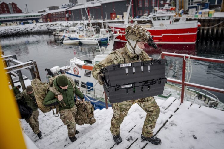 Soldados daneses desembarcan en el puerto de Nuuk, Groenlandia. Foto: Mads Claus Rasmussen/EFE/EPA.