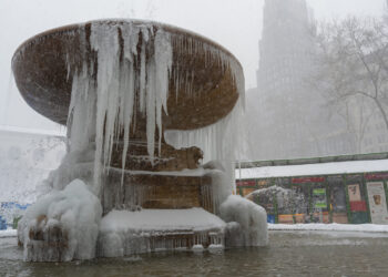 La fuente del Bryant Park de Nueva York durante una nevada este domingo, en Manhattan. Foto: EFE/ Ángel Colmenares.