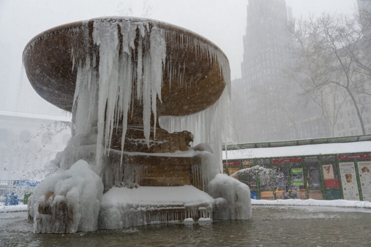 La fuente del Bryant Park de Nueva York durante una nevada este domingo, en Manhattan. Foto: EFE/ Ángel Colmenares.