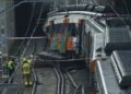 Bomberos revisan el tren descarrilado en Barcelona y que provocó la muerte del maquinista, la noche del 20 de enero de 2026, dos días después del grave choque entre trenes ocurrido en Córdoba que ha dejado ya 42 fallecidos. Foto: Quique García / EFE.