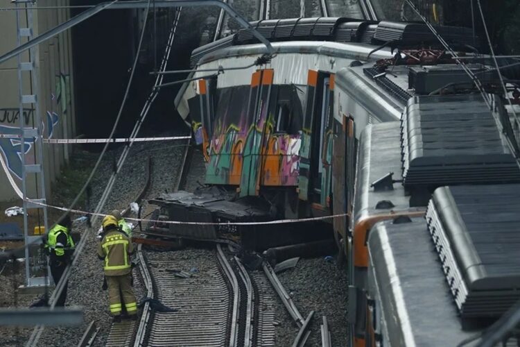 Bomberos revisan el tren descarrilado en Barcelona y que provocó la muerte del maquinista, la noche del 20 de enero de 2026, dos días después del grave choque entre trenes ocurrido en Córdoba que ha dejado ya 42 fallecidos. Foto: Quique García / EFE.
