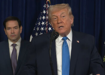 Captura de video tomada de una transmisión de La Casa Blanca del presidente de Estados Unidos, Donald Trump, junto al secretario de Estado Marco Rubio, durante una declaración desde Palm Beach (FL, EE.UU.). Foto: EFE.