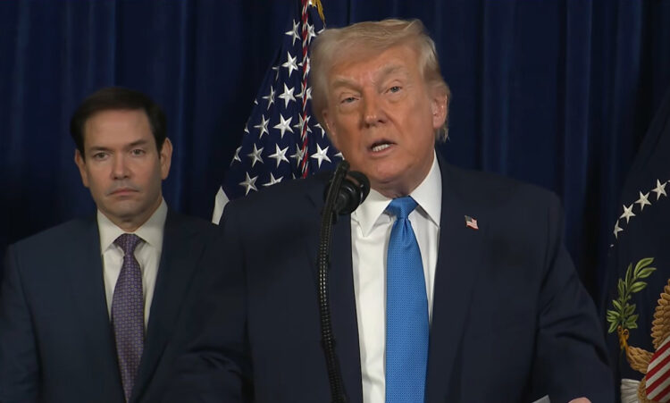 Captura de video tomada de una transmisión de La Casa Blanca del presidente de Estados Unidos, Donald Trump, junto al secretario de Estado Marco Rubio, durante una declaración desde Palm Beach (FL, EE.UU.). Foto: EFE.