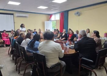Profesores y especialistas de las universidades Lehman College, de Nueva York, y José Martí, de Sancti Spíritus, durante un intercambio en esta última. Foto: Escambray.