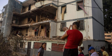 Algunos residentes de viviendas alcanzadas por los ataques de Estados Unidos contra varias zonas de Venezuela, incluida Caracas, dijeron a EFE que esta experiencia no se les olvidará "nunca" e incluso admitieron haber rememorado imágenes de Gaza, el territorio que sufrió por más de un año de bombardeos constantes de Israel. Foto:  Miguel Gutiérrez/EFE.