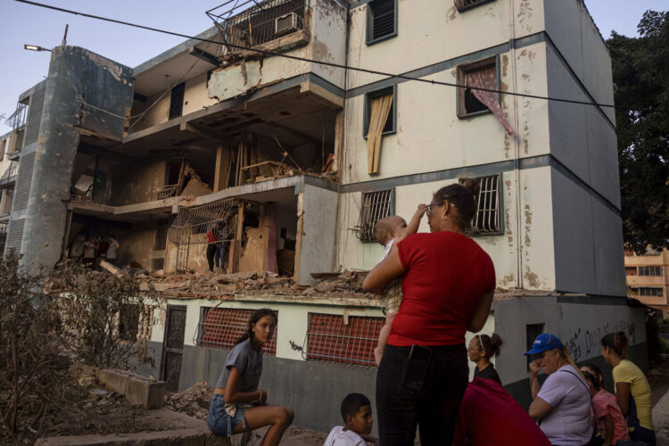 Algunos residentes de viviendas alcanzadas por los ataques de Estados Unidos contra varias zonas de Venezuela, incluida Caracas, dijeron a EFE que esta experiencia no se les olvidará "nunca" e incluso admitieron haber rememorado imágenes de Gaza, el territorio que sufrió por más de un año de bombardeos constantes de Israel. Foto:  Miguel Gutiérrez/EFE.