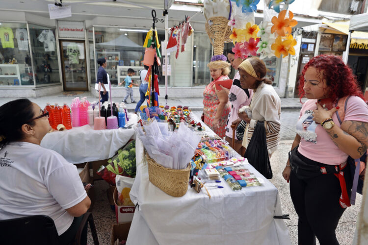 Puesto de venta en una feria en La Habana. Foto: Ernesto Mastrascusa / EFE.