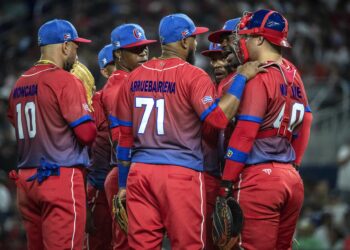 Pedro Luis Lazo fue el entrenador de picheo del equipo cubano en la pasada edición del Clásico Mundial. Foto: Cristobal Herrera-Ulashkevich/EFE/EPA.
